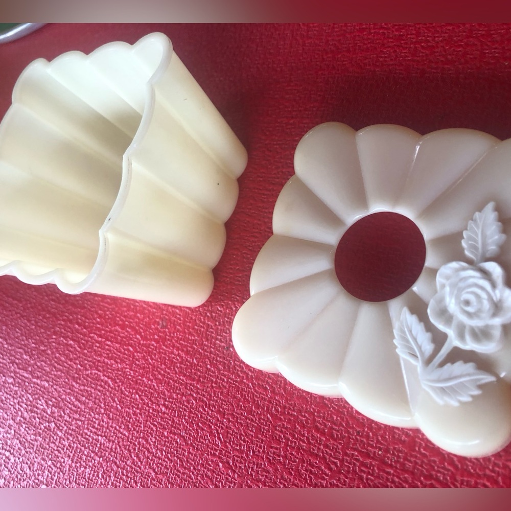 💋VINTAGE dispenser cute plastic small dresser box 🦢